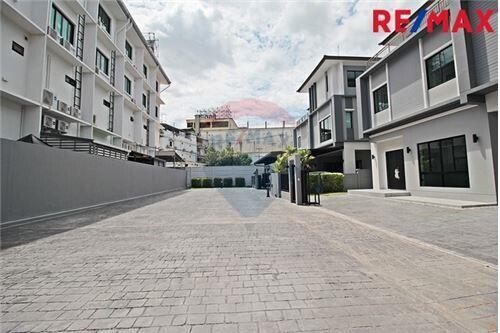 363 Sqm., 7 Beds Townhouse listed for ฿ 13,900,000.