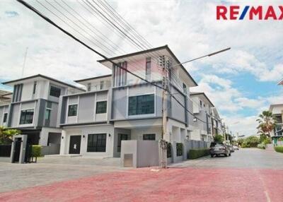 363 Sqm., 7 Beds Townhouse listed for ฿ 13,900,000.