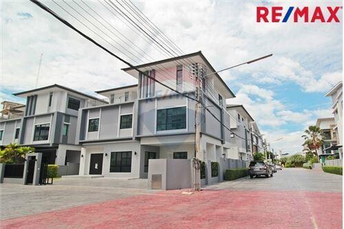 363 Sqm., 7 Beds Townhouse listed for ฿ 13,900,000.