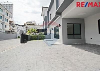 363 Sqm., 7 Beds Townhouse listed for ฿ 13,900,000.