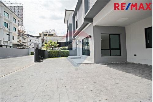 363 Sqm., 7 Beds Townhouse listed for ฿ 13,900,000.