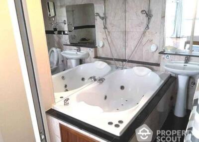 2-BR Apt. near BTS Phrom Phong