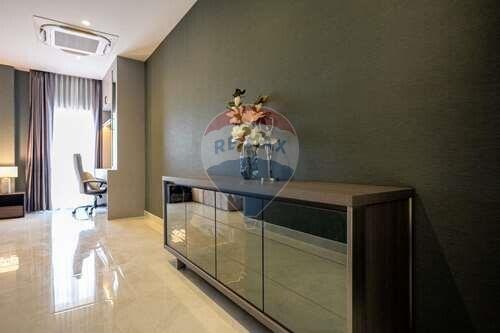 464 Sqm., 5 Beds, 6 Baths Townhouse listed for ฿ 23,900,000.