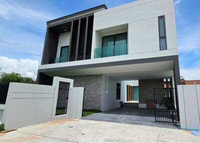 288 Sqm., 3 Beds, 4 Baths Townhouse listed for ฿ 15,490,000.