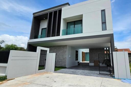 288 Sqm., 3 Beds, 4 Baths Townhouse listed for ฿ 15,490,000.