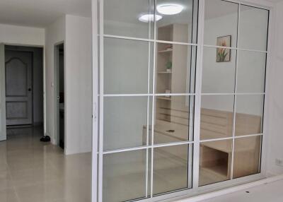 Modern bedroom with built-in storage and mirrored sliding doors