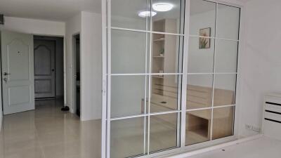 Modern bedroom with built-in storage and mirrored sliding doors