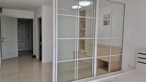 Modern bedroom with built-in storage and mirrored sliding doors