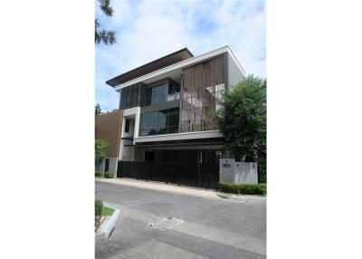 593 Sqm., 5 Beds Townhouse listed for ฿ 70,000,000.