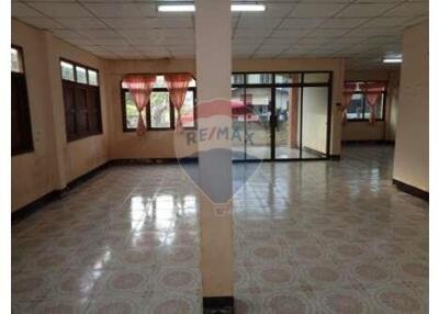 333 Sqm. Townhouse listed for ฿ 1,080,000.