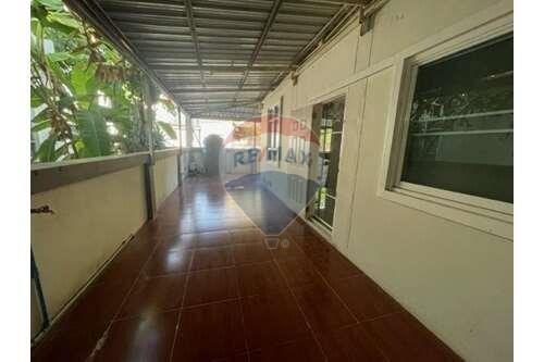 260 Sqm. Townhouse listed for ฿ 4,653,000.