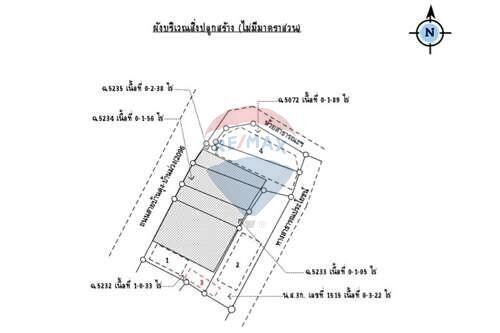 บ้านครึ่งตึกครึ่งไม้ อาคารโกดัง และลานคอนกรีต