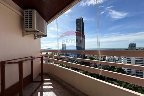 40 Sqm., 1 Bath Townhouse listed for ฿ 2,100,000.