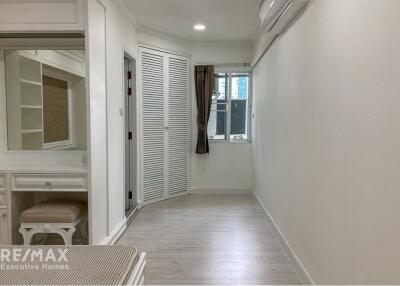 Luxurious 3 Bed 3 Bath Condo at 55 Tower near BTS Thong Lor - 5 Mins Walk