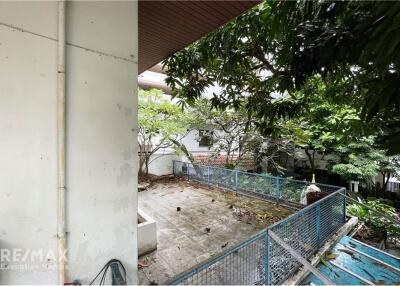 Detached House with 2 Storeys Ideal for Restaurants or Spa near BTS Thonglor