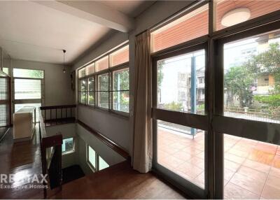 Detached House with 2 Storeys Ideal for Restaurants or Spa near BTS Thonglor