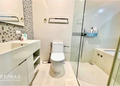 Luxurious 1-BR Condo with MRT Sukhumvit 8 Mins Walk - For Rent