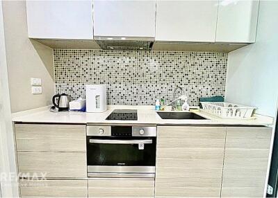 Luxurious 1-BR Condo with MRT Sukhumvit 8 Mins Walk - For Rent