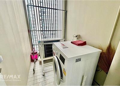 Luxurious 1-BR Condo with MRT Sukhumvit 8 Mins Walk - For Rent