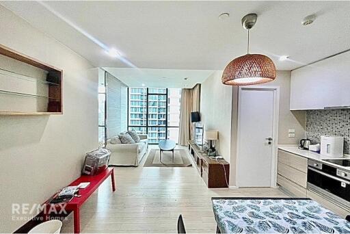 Luxurious 1-BR Condo with MRT Sukhumvit 8 Mins Walk - For Rent