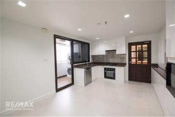 Luxurious 4-Bed Condo with Easy BTS Asok Access, 15 Mins Walk to BTS Station