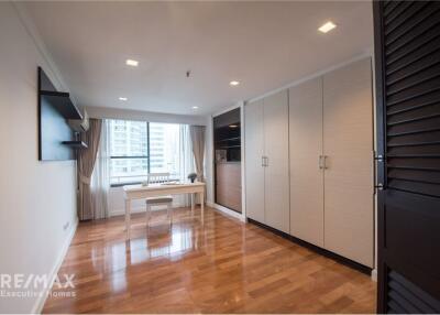 Luxurious 4-Bed Condo with Easy BTS Asok Access, 15 Mins Walk to BTS Station