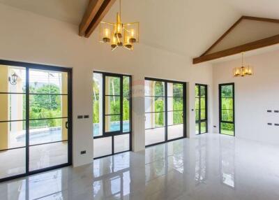 Elegant Tuscan-Designed 3 Bedrooms Pool Villa for Sale in Lamai, Koh Samui