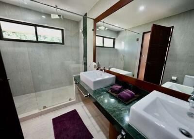 Elegant 2 houses for sale in Thongson Bay residence