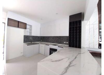 205 Sqm., 2 Beds, 2 Baths Townhouse listed for ฿ 11,500,000.