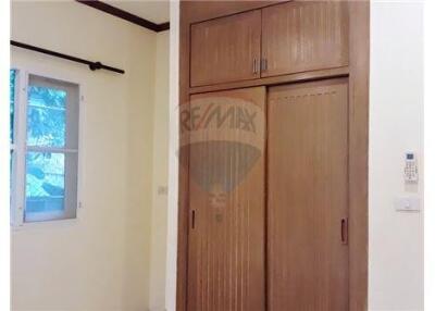 2 bedroom house with shared pool in Bangrak