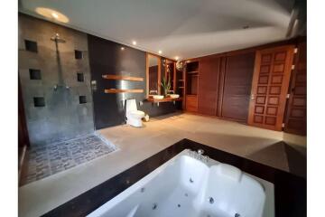 Thai Style Villa For  Sale At Bangrak Koh Samui