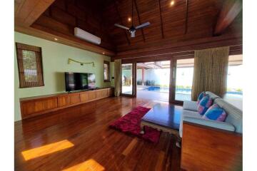 Thai Style Villa For  Sale At Bangrak Koh Samui