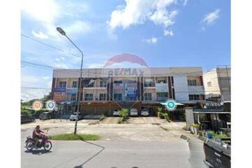 300 Sqm., 3 Beds, 3 Baths Condo listed for ฿ 3,890,000.