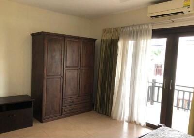 Two Bedrooms Townhouse walkable to shopping mall