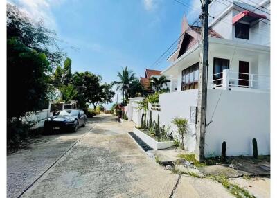 420 Sqm., 4 Beds, 3 Baths Townhouse listed for ฿ 15,000,000.