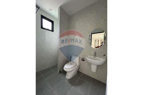 2 Bedroom 2-bathroom house for sale in Maenam