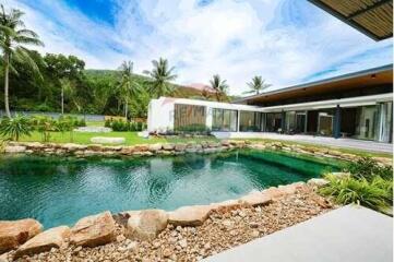 Luxurious 4-Bedroom Villa with Expansive Grounds