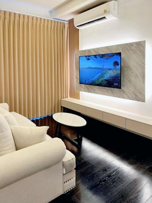 Modern living room with TV and air conditioning