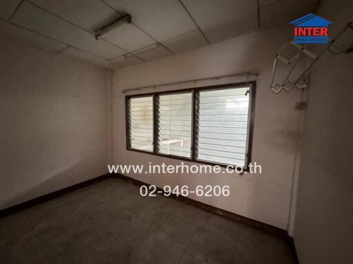 Empty bedroom with windows and tiled flooring