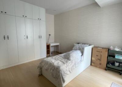 Single bedroom with wardrobe and desk