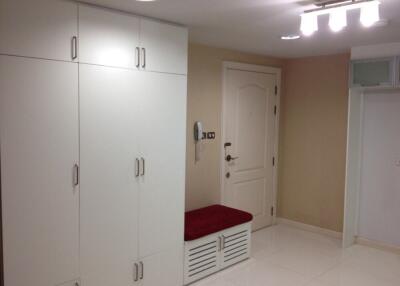 Modern entrance with storage and seating