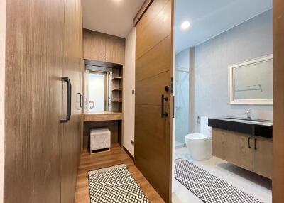 Modern bathroom with wooden elements and a vanity area