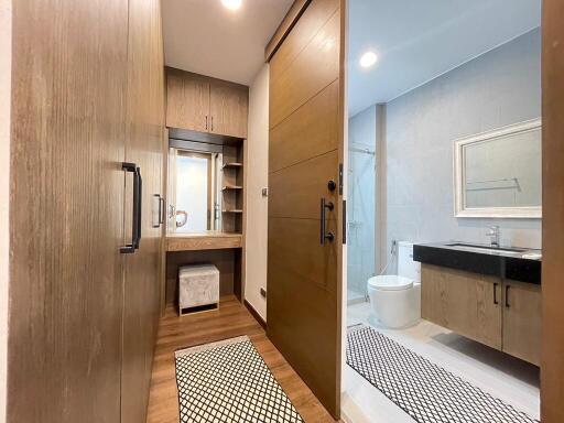 Modern bathroom with wooden elements and a vanity area