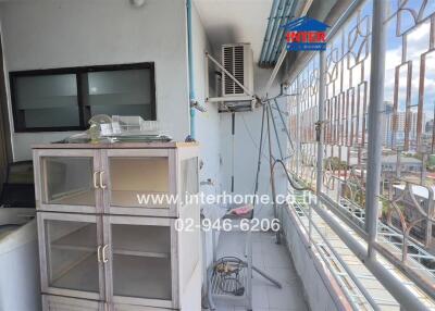 Balcony with shelves and a washing machine