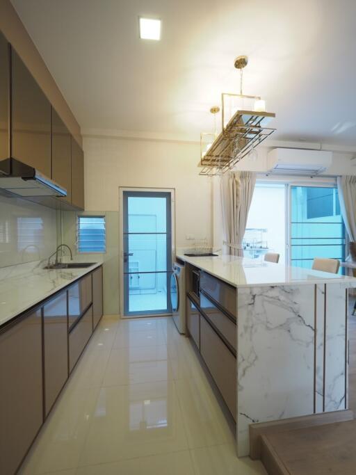 Modern kitchen with marble countertops and kitchen island