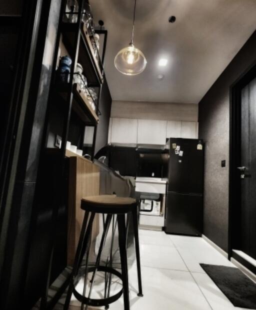 Modern kitchen with black and white theme