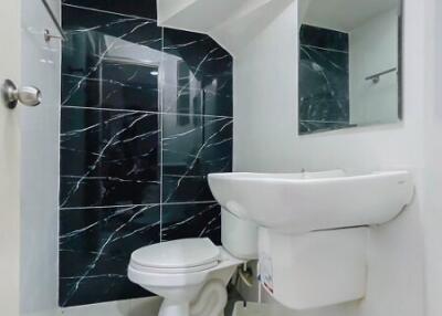 Modern bathroom with toilet and wall mirror