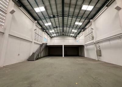 Spacious warehouse interior with high ceilings and mezzanine level