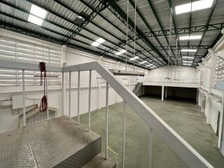 Spacious warehouse with mezzanine