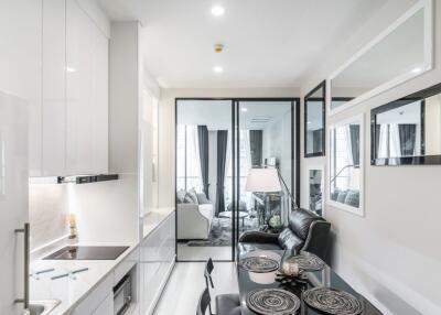 Modern and sleek kitchen with a view to the living area